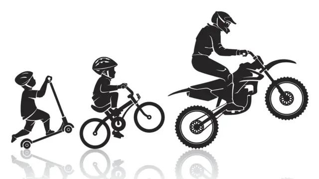 Мальчик, ребенок и взрослый на велосипеде