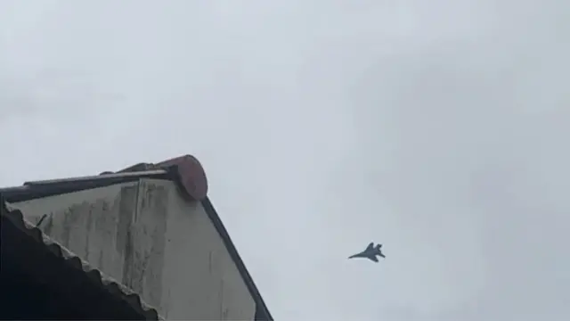 เครื่องบินรบของเมียนมา บินอยู่เหนือเขตแดนไทยราว 15 นาที