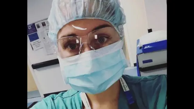 ဒီရောဂါခံစားရသူတွေကိုတောင် တကိုယ်ရေကျန်းမာရေးအကာအကွယ် ပစ္စည်းတွေ ဝတ်ဆင်ပြီး စောင့်ရှောက်ပေးနေခဲ့သူ ကိုဗစ်-၁၉ ရောဂါးပိုး ကူးစက်နေ