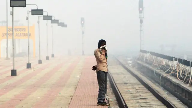 अगरतला के स्टेशन पर एक आदमी