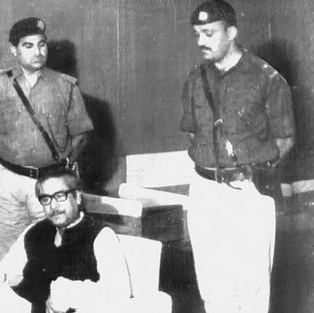 করাচি বিমানবন্দরে পাকিস্তানি সেনাদের পাহারায় শেখ মুজিবুর রহমান - ৪ঠা এপ্রিল ১৯৭১