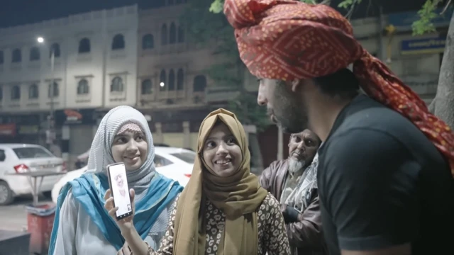 ابرار حسن انڈین مداح کے فون پر ایک مرد کے ساتھ ویڈیو کال کر رہے ہیں