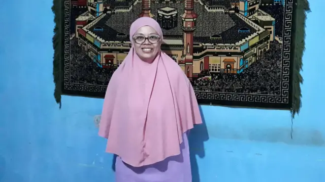 Cucu Yumilah di Bandung, Jawa Barat mengaku Ramadan tahun ini lebih sulit dibanding tahun sebelumnya.