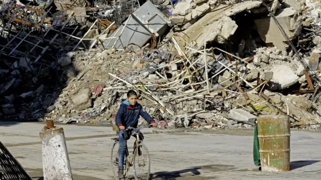 Suriye hükümetinin muhalif güçlerin elinden aldığı Halep'te hayat devam ediyor.