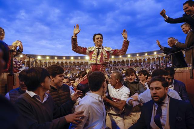 الحضور يحتفل بمصارع الثيران ضمن فعاليات إشبيلية، إسبانيا، 20 أبريل/نيسان 2024
