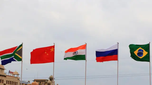 أعلام دول مجموعة البريكس: البرازيل وروسيا والهند والصين وجنوب أفريقيا