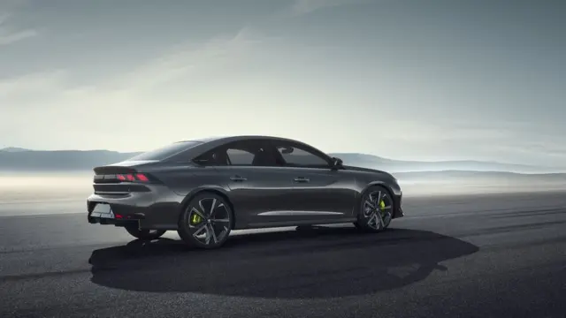 شتاب صفر تا ۱۰۰ کیلومتر در ساعت ماشین ۴.۳ ثانیه است