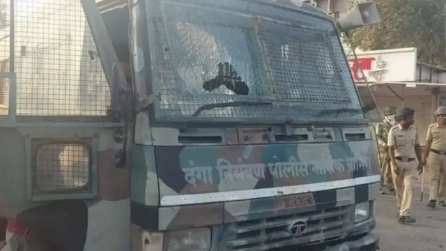 అల్లర్లలో ధ్వంసమైన పోలీసు వాహనం