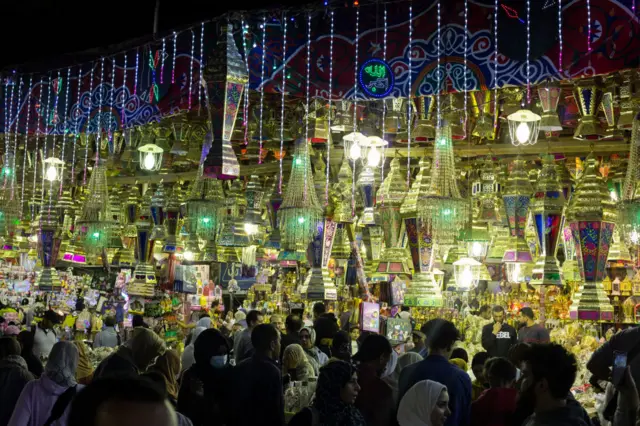 Di Mesir, orang-orang berbelanja lentera Ramadan di distrik Sayyida Zeinab, pusat ibukota Mesir Kairo, di tengah persiapan menjelang bulan suci Ramadan.