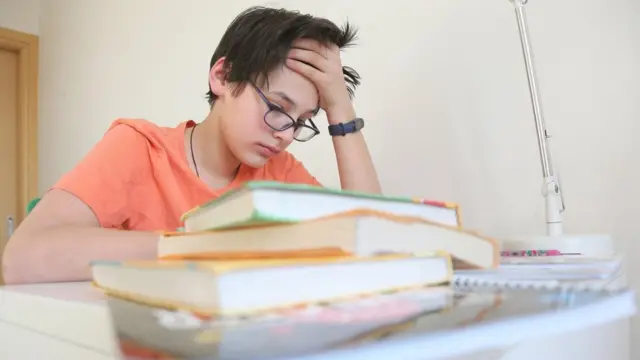 Парень за уроками