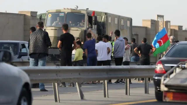 Bakü'de cepheye giden askerleri selamlayan halk.