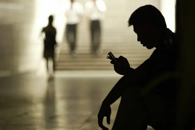 Hombre con un celular