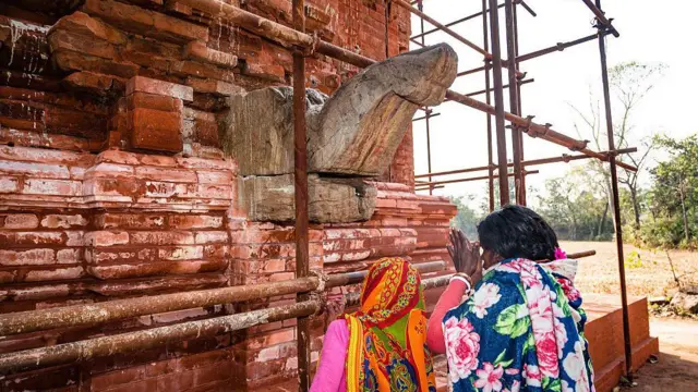 পুরুলিয়ার দেউলঘাটায় প্রাচীন ইটের নির্মিত দেউল মন্দিরের ভিতরে শিবলিঙ্গ থাকলেও পশ্চিমবঙ্গ সরকারের পর্যটন বিভাগ এটিকে জৈন মন্দির বলে দাবি করেছে