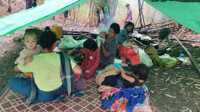 စစ်ကြောင်းထိုးလာတာကြောင့် လက်ရှိနေရတဲ့ စစ်ရှောင်တဲကို စွန့်ခွာပြီး နေရာအသစ်ရှာကြရတဲ့ ဖရူဆိုးက စစ်ရှောင်တွေ
