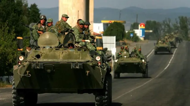 రష్యన్ యుద్ధ ట్యాంకులు