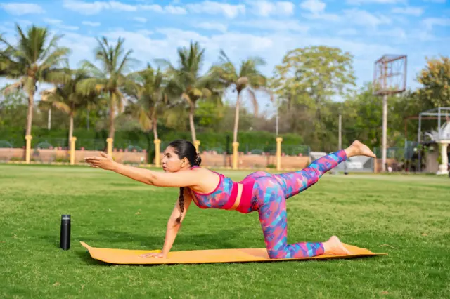 योगासनं केल्यामुळे मानसिक आरोग्य कसं सुधारतं?