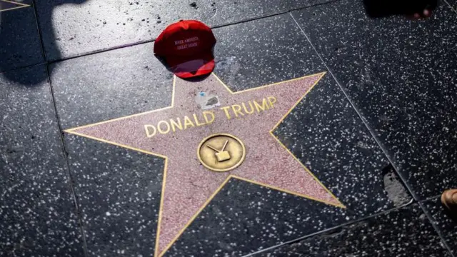 Estrella de Donald Trump en el Paseo de la Fama de Hollywood junto a una gorra roja que dice "Make America Great Again" ("Hagamos Estados Unidos Grande Otra Vez".