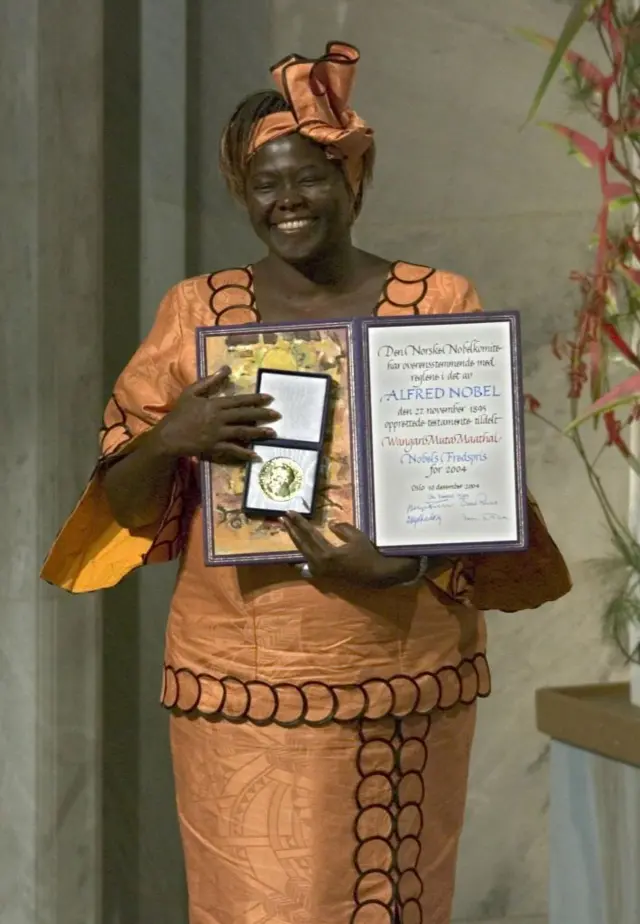 Wangari Maathai, lauréate du prix Nobel de la paix 2004, à Oslo le 10 décembre 2004.