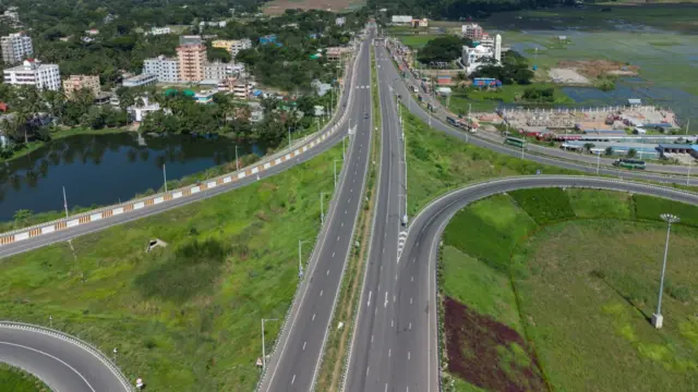 আঞ্চলিক মহাসড়ক আরও অনেক সড়কের সাথে সংযুক্ত থাকে।