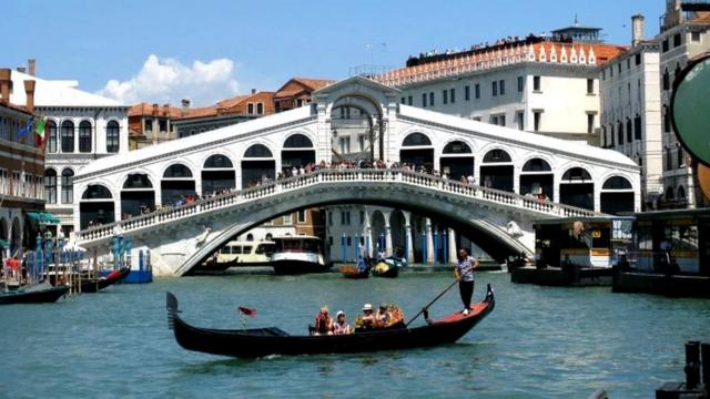 加里亚托桥(the Rialto Bridge)是威尼斯的象征。