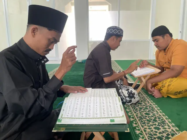 Sejumlah penyandang tuli belajar membaca Al-Qur'an di Kabupaten Pamekasan, Jawa Timur pada Minggu (19/04).