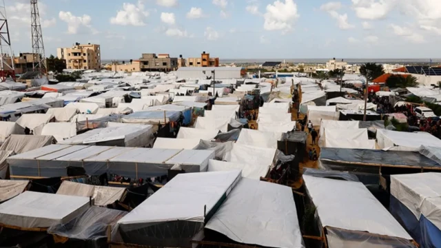 গাজার দক্ষিণে খান ইউনিসে এরকম তাবুতে আশ্রয় নিয়েছে হাজারও ফিলিস্তিনি