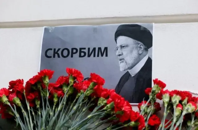 Ubalozi wa Iran mjini Moscow, Russia, uliweka picha ya Rais wa Iran Ebrahim Raisi mbele ya jengo lake baada ya helikopta iliyokuwa imembeba kuanguka karibu na mpaka wa Irani na Azerbaijan, Mei 20, 2024.