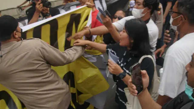 Aliansi Nasional Reformasi KUHP melakukan aksi bentang spanduk menolak pengesahan RKUHP di Bundaran HI, Jakarta, Minggu (27/11).