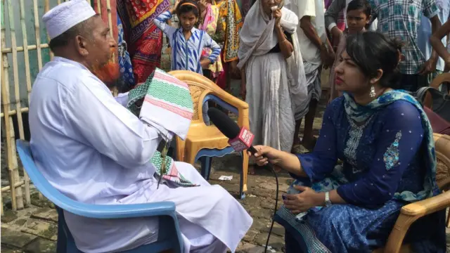 সৈয়দপুরের হাতিখানা কায়েম ক্যাম্পে আবদুল কাইয়ুম খানের সাথে কথা বলছেন ফারহানা পারভীন