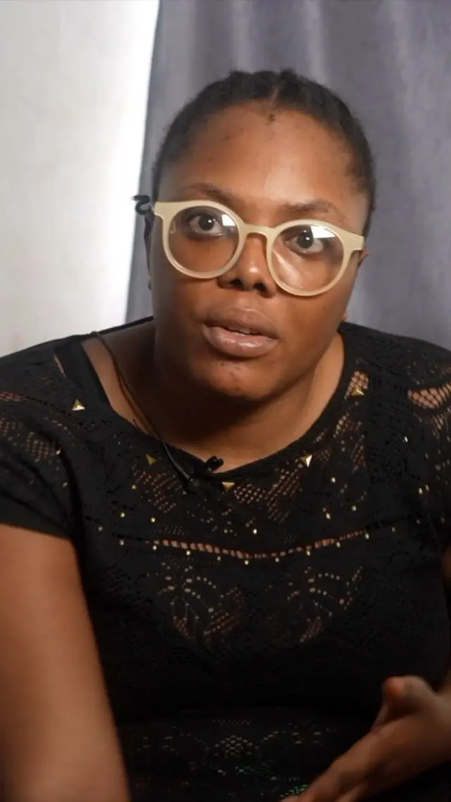Eniola, agunbanirọ to ni ijamba joko, o wọ asọ kaba dudu, o fi igo soju