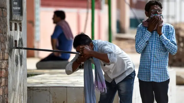 রাজস্থানের চুরুতে তৃষ্ণার্ত পথচারীরা