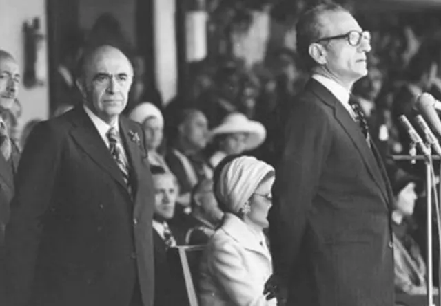 کمپین ضدفسادی که شاه امیدوار بود رابطه مردم و حاکمیت را احیا کند، به بحران در درون خود حکومت کشید؛ آیا جمهوری اسلامی از پس جراحی عمیق خود بر می‌آید؟