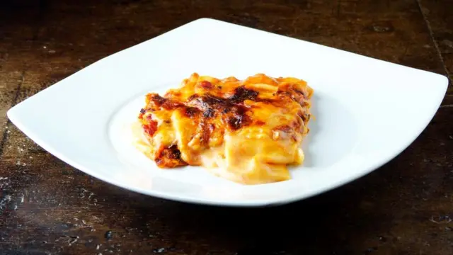 При запекании в обычной духовке поверхность блюда высыхает, на ней образуется вкусная корочка