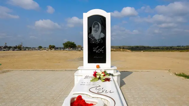 بر روی مزار آتنا اصلانی نوشته شده: "به کدامین گناه؟"