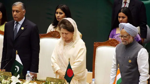 ২০০৫ সালের ১২ই নভেম্বর ঢাকায় ১৩তম দক্ষিণ এশীয় আঞ্চলিক সহযোগিতা সংস্থা - সার্ক'র শীর্ষ সম্মেলনের উদ্বোধনী অধিবেশনে আগের বছরের সুনামি এবং সাম্প্রতিক ভূমিকম্পে নিহতদের স্মরণে এক মিনিট নীরবতা পালন করেন পাকিস্তানের প্রধানমন্ত্রী শওকত আজিজ, বাংলাদেশের প্রধানমন্ত্রী খালেদা জিয়া এবং ভারতের প্রধানমন্ত্রী মনমোহন সিং।