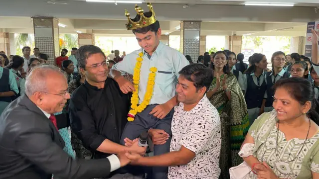 રાજકોટની ધોળકિયા સ્કૂલમાં ધોરણ બારનાં પરિણામ બાદ ઉજવણી કરાઈ હતી