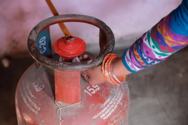 Agolo gáàsì tí ọwọ́ ń yí ibi ṣíṣí rẹ̀