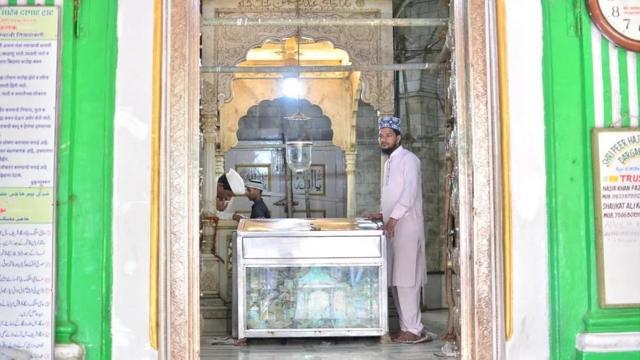 گفته می‌شود که درگاه حاجی ملنگ بیش از ۷۰۰ سال قدمت دارد