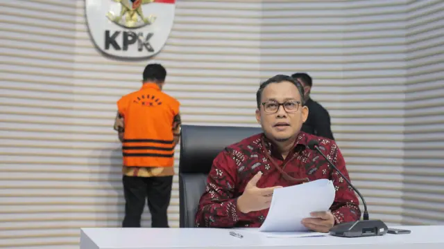 Kabag Pemberitaan KPK Ali Fikri (tengah) memberikan keterangan pers terkait penahanan tersangka Kepala Badan Pelayanan Pajak Daerah (BPPD) Kabupaten Sidoarjo Ari Suryono di Gedung Merah Putih KPK, Jakarta, Jumat (23/2).