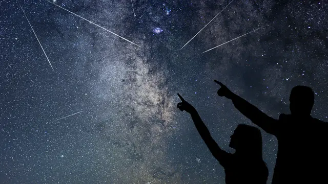 Dos personas observando lluvia de meteoros