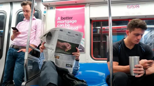 شباب يطالعون الأخبار