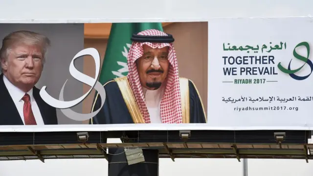 Cartel con los rostros de Trump y el rey Salmán bin Abdulaziz