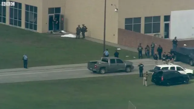 టెక్సాస్ పాఠశాలలో కాల్పులు