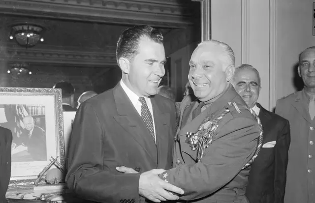 CIA, ABD Başkanı Richard Nixon'a sarılan Dominik diktatörü Rafael Leónidas Trujillo'nun suikastçılarıyla işbirliği yaptı.