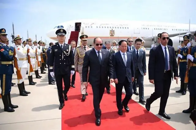 سیسی رئیس‌جمهور مصر روز ۲۸ مه برای شرکت در این مجمع وارد پکن شد