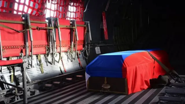 Кийинчерээк Эрдоган набыт болгон орус учкучунун үй-бүлөсүнө көңүл айтты.