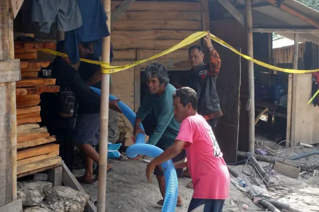 penyedotan air di dalam lubang tambang