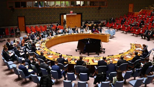 संयुक्त राष्ट्र सुरक्षा परिषद के सदस्य 26 मार्च, 2025 को न्यूयॉर्क में संयुक्त राष्ट्र मुख्यालय में यूक्रेन की शांति और सुरक्षा बनाए रखने पर हुई एक बैठक में 