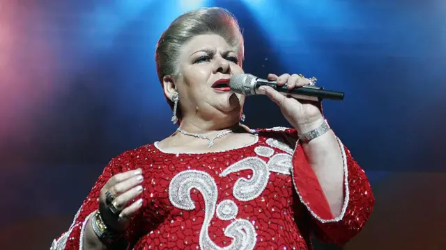 Paquita la del Barrio cantando