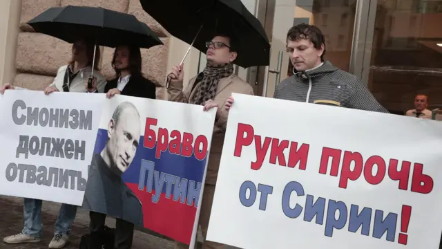 2015-жыл, АКШнын Москвадагы элчилигинин алдында Орусиянын Сириядагы согушка катышуусун колдогон пикет